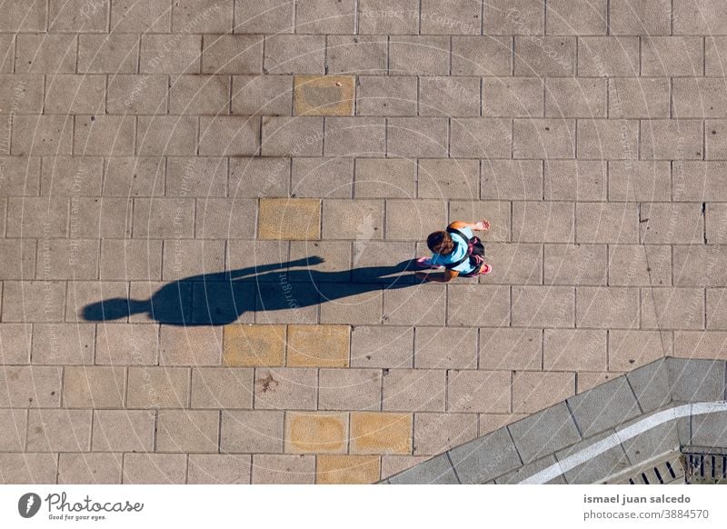 Touristen, die in der Stadt Bilbao, Spanien, auf der Straße spazieren Tourismus Person Menschen menschlich Fußgänger Schatten Silhouette im Freien Großstadt