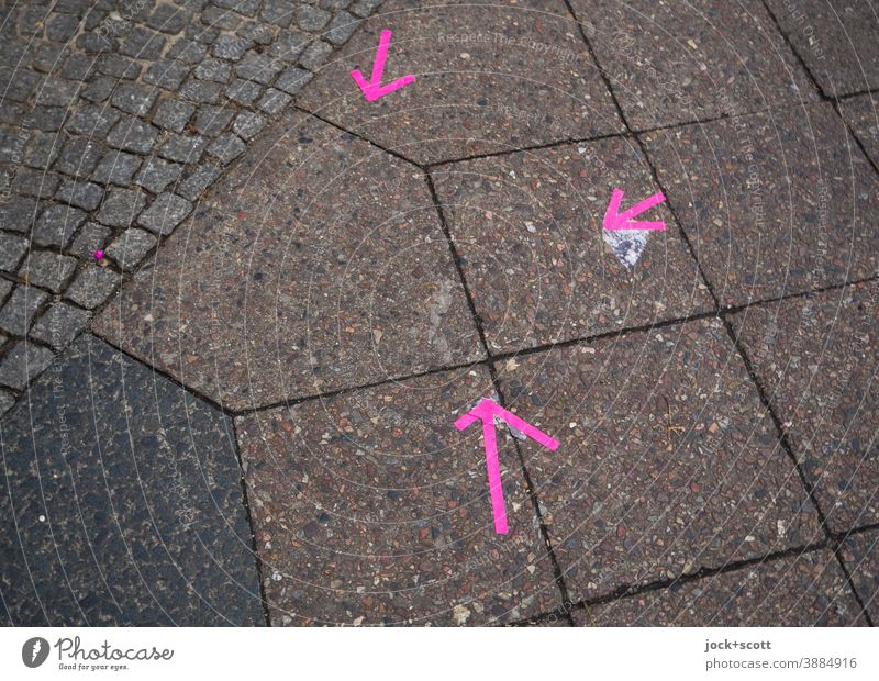 Drei Pinke Pfeile zeigen ihre Richtung Bürgersteig Bodenplatten Schilder & Markierungen Zeichen Wege & Pfade Wegweiser richtungweisend Strukturen & Formen