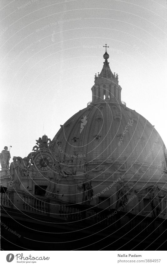 Petersdom analog Analogfoto Schwarzweißfoto Vatikan Kuppel Figuren Geländer Kirche Dom Außenaufnahme Sehenswürdigkeit Italien Rom Religion & Glaube Architektur