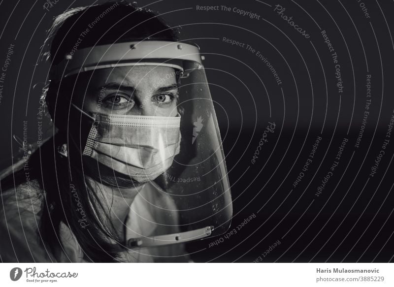 hart arbeitende Ärztin, Gesundheitshelferin mit Gesichtsschutz und Maske in schwarz-weiß schwarzer Hintergrund Brasilien Korona-Epidemie Corona-Virus covid-19