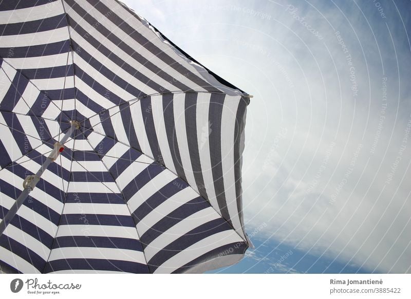 Ein Sonnenschirm gegen den klaren Himmel am Strand im Sommer Regenschirm Urlaub MEER reisen Feiertage blau Sand Erholung ruhen Urlaubshintergrund