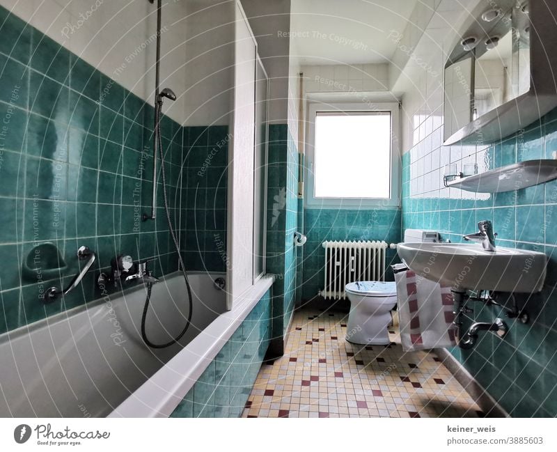 Schöner wohnen im Badezimmer mit grün und weiß in deiner Mietwohnung Fliesen u. Kacheln Bodenfliesen Installation Handwerk Duschtrennwand Toilette Altbau