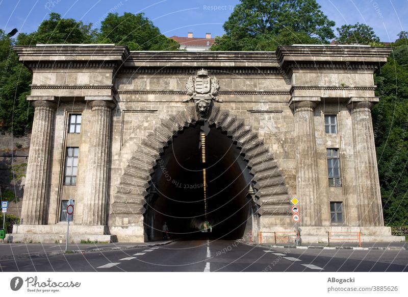 Buda-Tunnel unter dem Burgberg, 1856 eröffnet, 350 Meter lang, in der Stadt Budapest, Ungarn. Stollen Eingang Wahrzeichen historisch Gebäude Struktur Straße