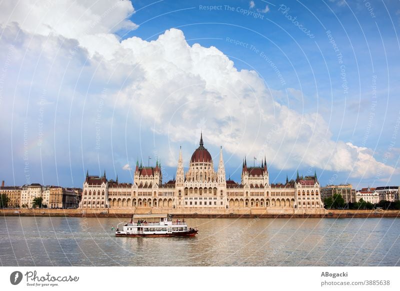 Ungarisches Parlamentsgebäude in Budapest, Ungarn, Donau mit Passagierschiff und dramatischem Himmel. Gebäude Fluss Großstadt Wahrzeichen Denkmal magyar Wasser