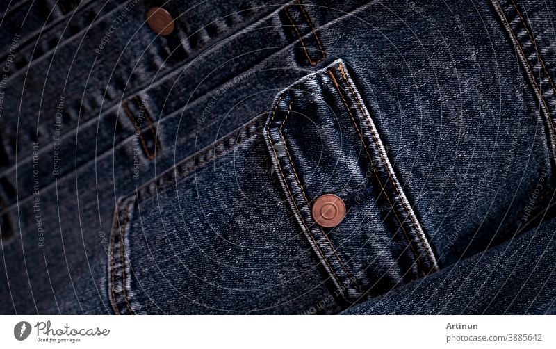 Selektive Konzentration auf Jeansjackentaschen aus Denim im Kleidergeschäft. Denim-Jeansjackentasche und Knopfstruktur. Textilindustrie. Jeansmode und Einkaufskonzept. Konzept der Bekleidung. Denim-Jeansjacke zu verkaufen.