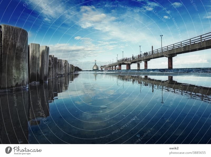 Wasserwanderweg Seebrücke Ostsee Küste Horizont Wolken Himmel Wellen Außenaufnahme Silhouette blau Farbfoto Textfreiraum oben Textfreiraum unten maritim Urlaub