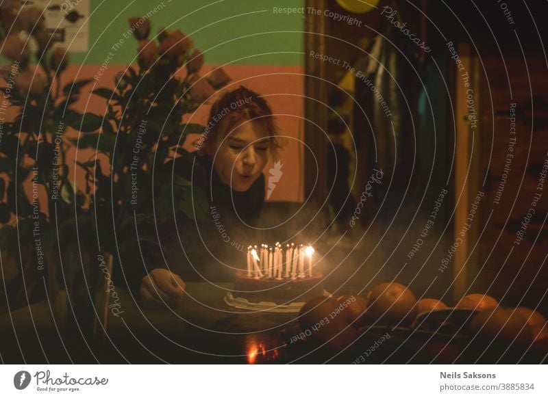 junge Frau, die ihre Geburtstagskerzen ausbläst Kuchen Kerzen Rosen Geschenk präsentieren Geburtstagstorte Feste & Feiern Farbfoto Freude Rauch schemenhaft