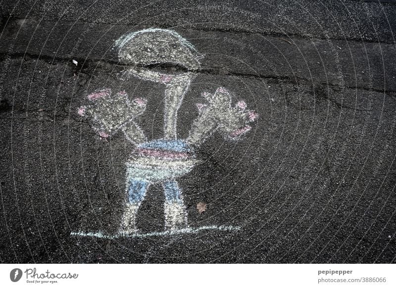 Kreidemänchen Kreidezeichnung Malerei Kindererziehung Gemälde Spielen Straße Freude Kindheit Kunst Kreativität Asphalt Freizeit & Hobby Strassenmalerei