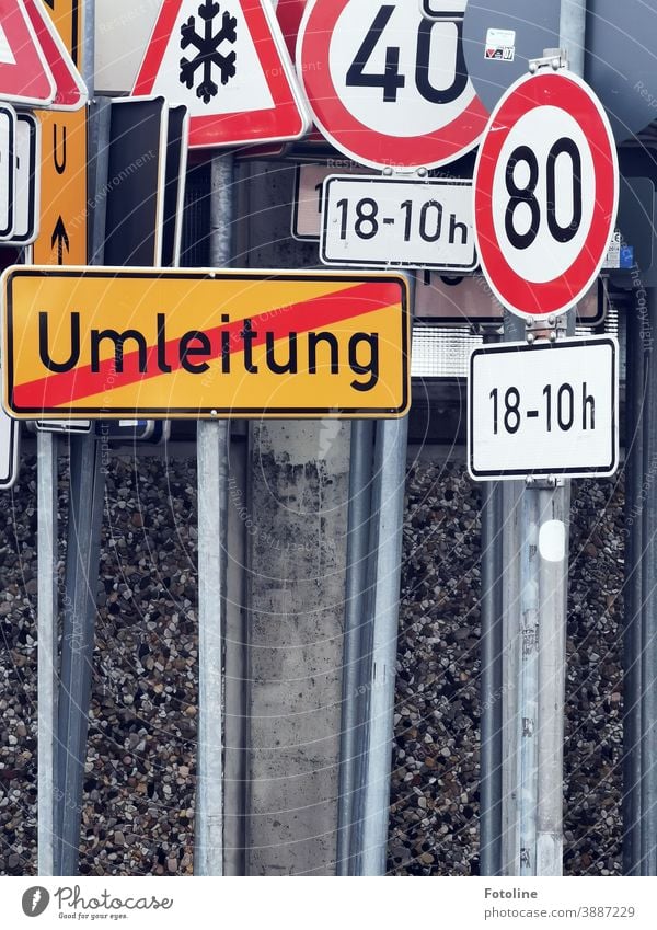 Schilderwald - oder viele verschiedene Verkehrsschilder drängen sich dicht an dicht. Schilder & Markierungen Verkehrszeichen Farbfoto Außenaufnahme Menschenleer