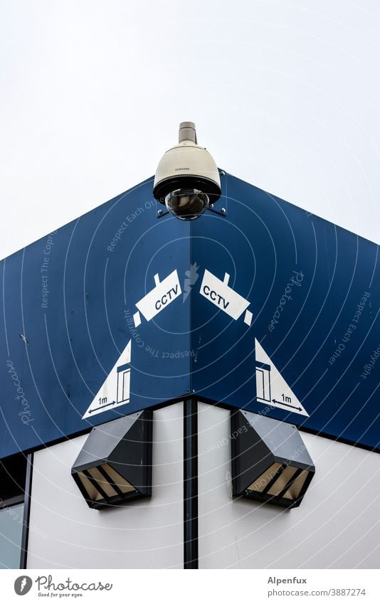 Beobachter beobachten Überwachungskamera Sicherheit Überwachungsstaat Videokamera Farbfoto Wand Außenaufnahme überwachen Kontrolle Überwachungsgerät Misstrauen
