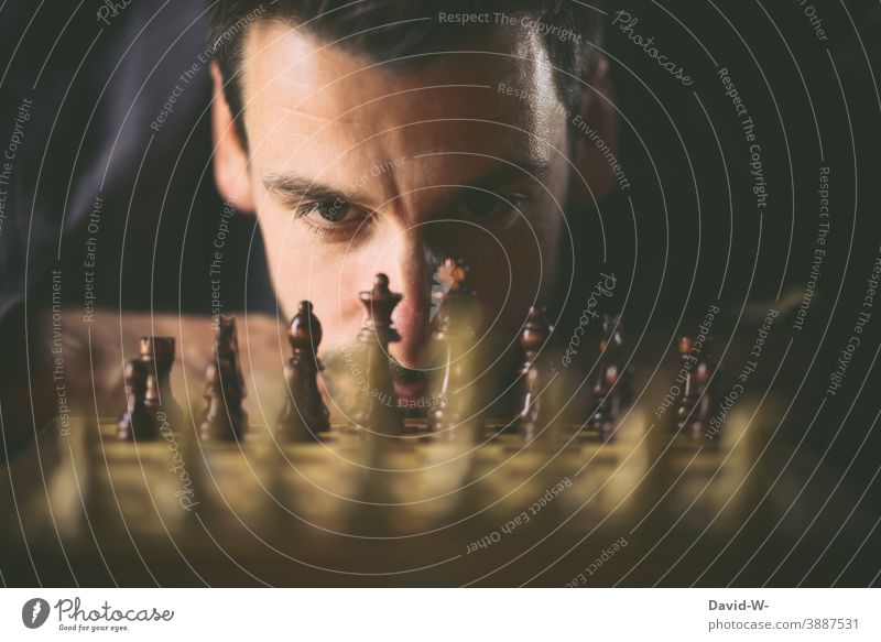Mann spielt Schach Erfolgsaussicht Strategie konzept planung Sicherheit spielen Herausforderung Schachbrett Verstand denken Stratege ehrgeizig Duell
