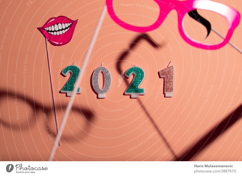 2021 Neujahr mit Kerzennummern auf pastellfarbenem Hintergrund Jahrgang Werbung Transparente schwarz Kalender Postkarte Feier Weihnachten Collage Countdown