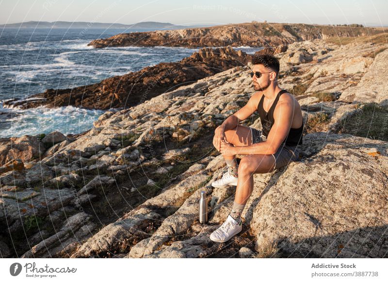 Ruhiger Mann genießt Meereslandschaft im Sommer bei Sonnenuntergang bewundern MEER friedlich genießen Harmonie sich[Akk] entspannen männlich Felsen Küste