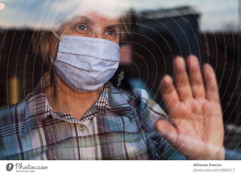 Ältere kaukasische Frau mit handgefertigter schützender Gesichtsmaske Anspannung Pflege ansteckend Korona Coronavirus covid-19 Krise deprimiert Depression