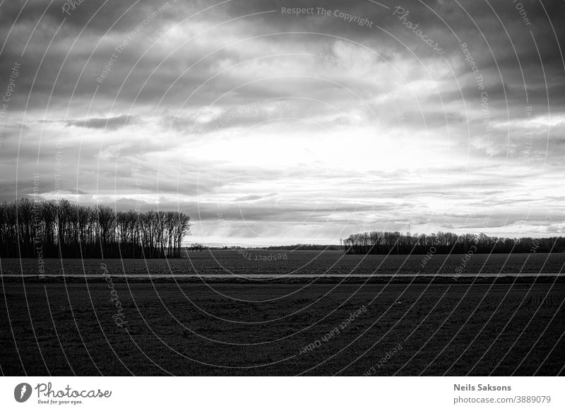 dramatischer Himmel in Schwarz-Weiß über dem landwirtschaftlichen Feld Ackerbau Hintergrund Gleichgewicht schön schwarz blau Ruhe Postkarte Cloud Farbe