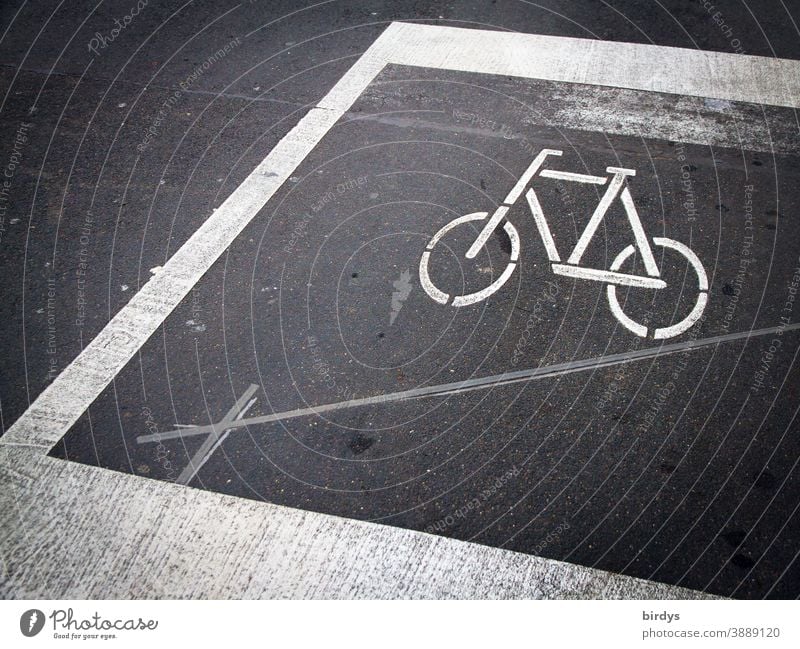 Radwegmarkierung, Fahrbahnmarkierung auf einer Straße vor einer Ampel Straßenmarkierung Markierung Fahrrad fahrbahnmarkierung Linien Asphalt Fahrradweg