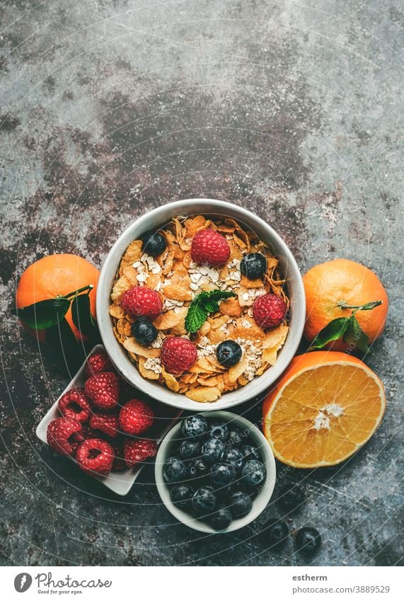 Gesundes Frühstück. Schale mit Müsli, Himbeeren und Heidelbeeren neben Orangen gesundes Frühstück Fitness Gesundheit Frucht Natur Frische knackig Minze reif