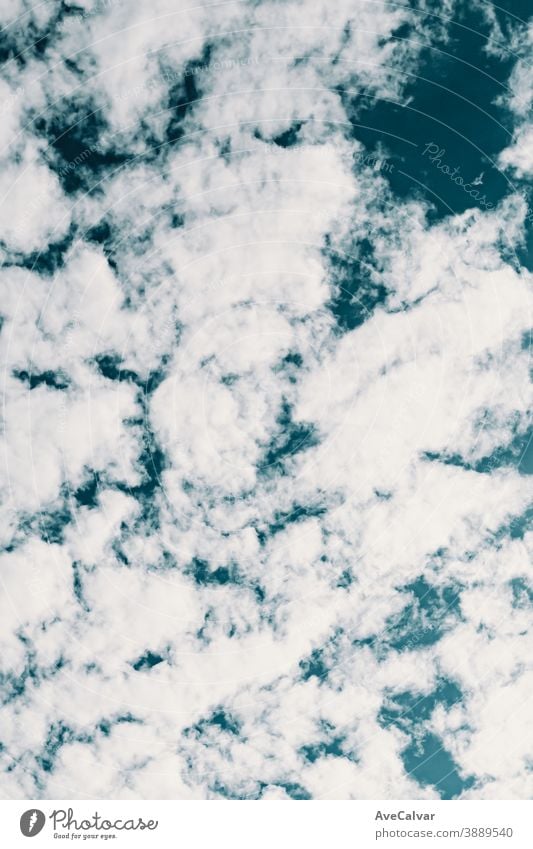 Hintergrund aus sauberen weißen Wolken über einem tiefblauen Himmel Wind wolkig Natur Himmel (Jenseits) Meteorologie Panorama Erwärmung hoch sonnig natürlich