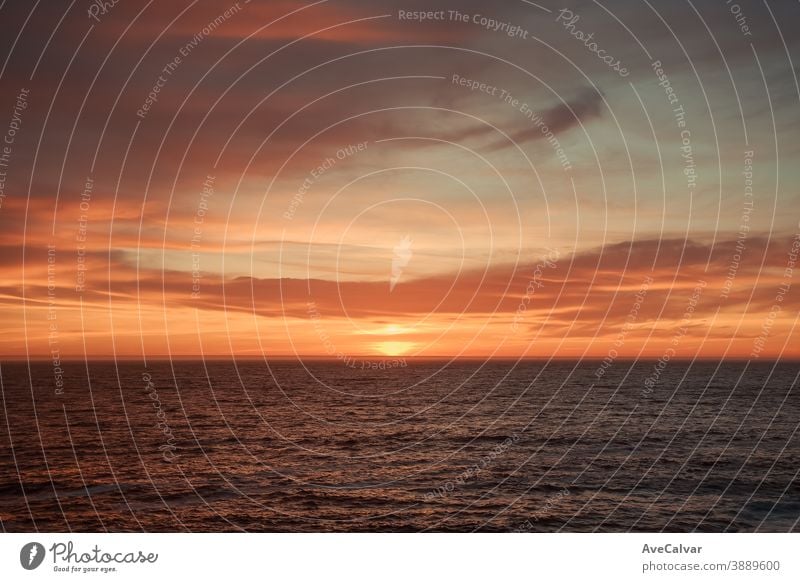 Ein massiver Horizont während eines farbenfrohen Sonnenuntergangs Meereslandschaft beleuchtet im Freien Sonnenlicht Natur Sonnenaufgang szenische Darstellungen