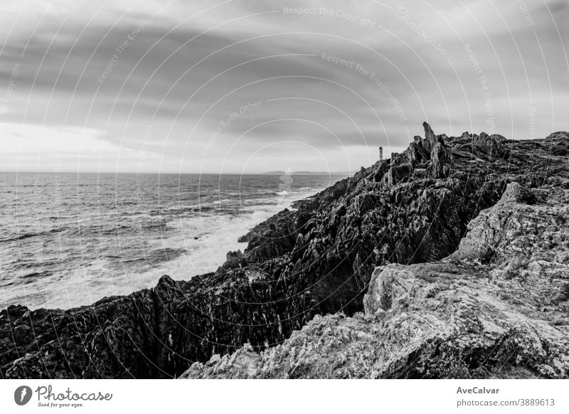 Schwarz-Weiß-dramatische Aufnahme des Leuchtturms an der gebrochenen Küste von Galizien Farbbild Architektur Meer Fotografie Tourismus im Freien MEER