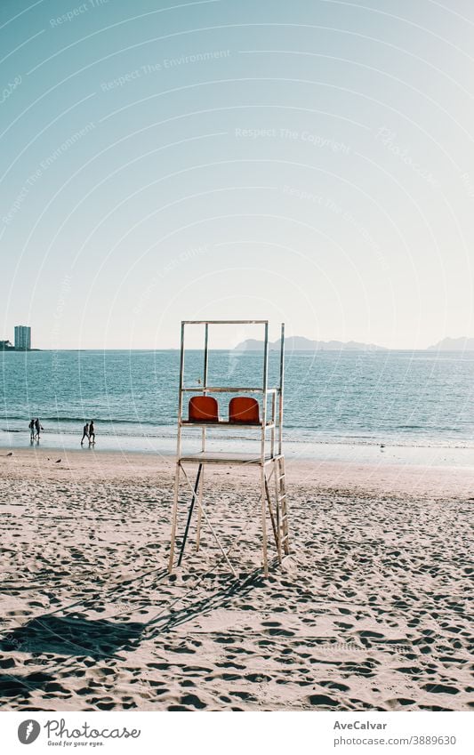 Baywatch-Stühle am Strand in Spanien im Sommer Himmel Urlaub Wasser Rettungsschwimmer Turm reisen Meer amerika uns baywatch blau schön Sand Touristik