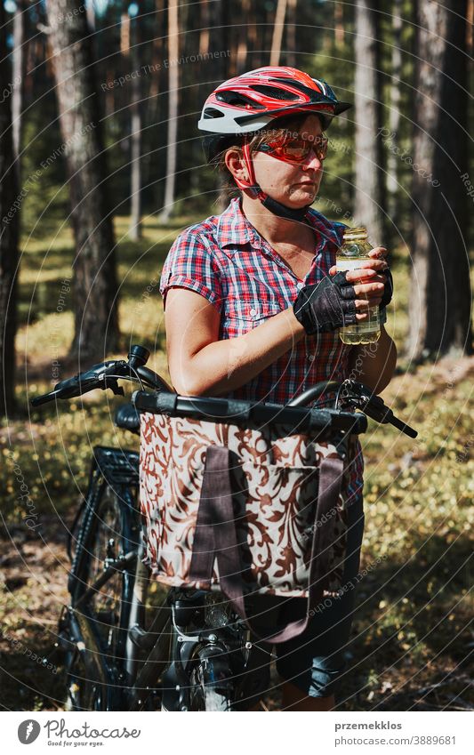 Aktive Frau verbringt freie Sommerferien auf einer Fahrradtour im Wald Freude Freiheit fallen Erholung Abenteuer genießen Waldlandschaft Waldbäume Schneise