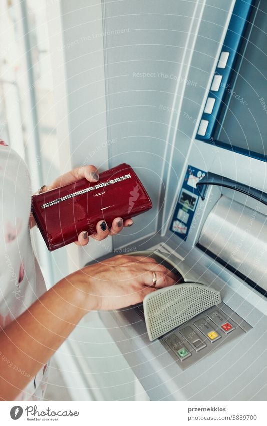 Frau, die mit Debit- oder Kreditkarte Geld am Geldautomaten abhebt zurückziehen atm Bargeld Terminal Maschine Postkarte Belastung im Freien modern Rückzug eine