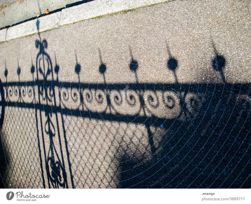 Zaun Schatten Schattenwurf Linie Strukturen & Formen abstrakt Muster Gitter Barriere Schutz Sicherheit Absperrung Konstruktion Sonnenlicht zugesperrt Asphalt