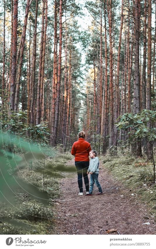 Mutter und ihre kleine Tochter spazieren in den Sommerferien im Wald aktiv Aktivität Ausflugsziel genießen Erkundung Frau grün Wanderung Lifestyle Natur
