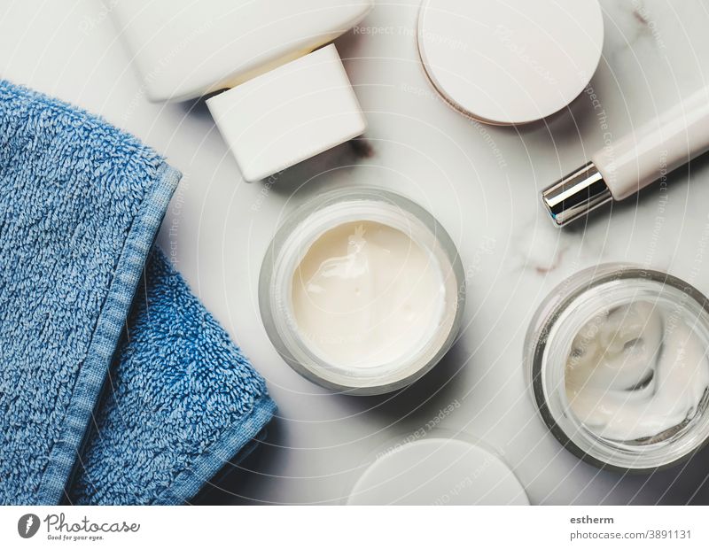 Hautpflegeprodukte: Cremetiegel, Lotion, Peelingcreme und ein blaues Handtuch Dermatologie Hygiene Bürste kosmetisches Produkt Gesundheit Verpackung Container