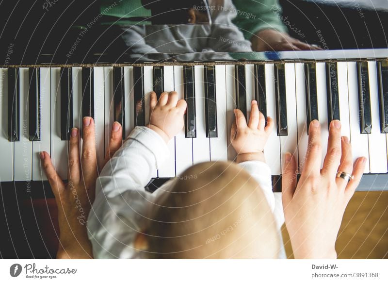 Mutter und Kind machen zusammen Musik musizieren Musikinstrument musikalische früherziehung Kindererziehung Familie Spielen Klavier Hände gemeinsam Kultur