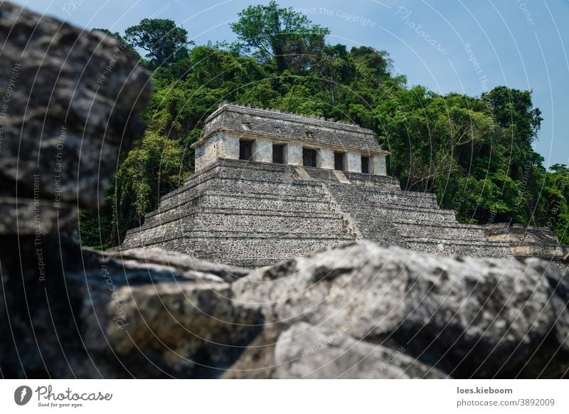 Tempel der Inschriften hinter einer Ruinenmauer an der archäologischen Maya-Stätte in Palenque, Chiapas, Mexiko antik Tourismus reisen Stein Pyramiden