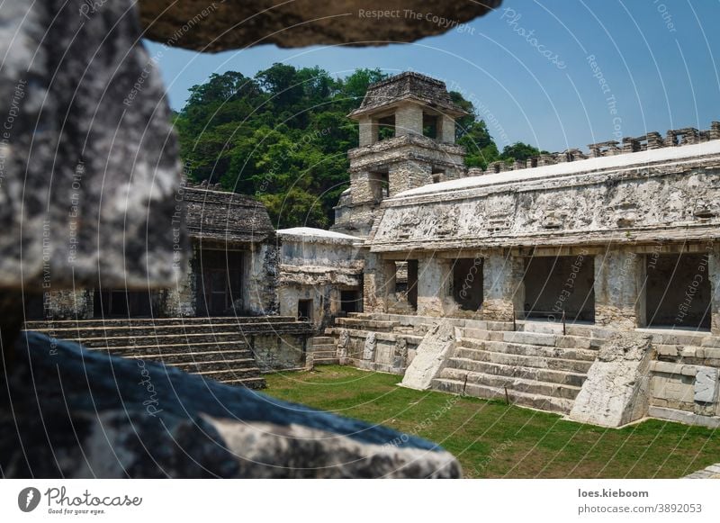 Patio im Palast des Maya-Tempels mit Aussichtsturm, Palanque, Chiapas, Mexiko Palenque Architektur Kultur Tourismus Zivilisation antik Wahrzeichen Turm Erbe