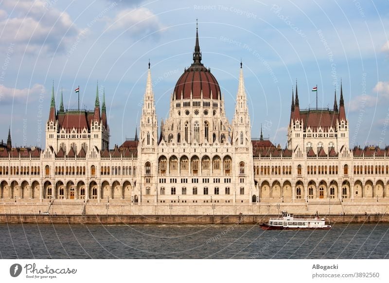 Ungarisches Parlamentsgebäude in Budapest architektonisch Architektur Anziehungskraft Gebäude Großstadt Donau Europa Außenseite Fassade Erbe historisch Ungarn