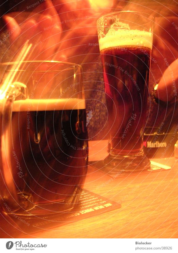Kneipengeflüster2 Gastronomie Langzeitbelichtung Kunstlicht Alkohol zwei Bier Guinnes zwei Gläser
