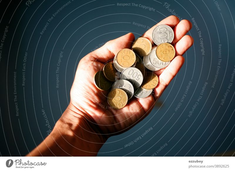 Hand hält 500 Münzen indonesische Rupiah Geldmünzen Beteiligung Kapitalwirtschaft Cent bezahlen sparen Bargeld Wirtschaft Geldinstitut Investition Einsparungen