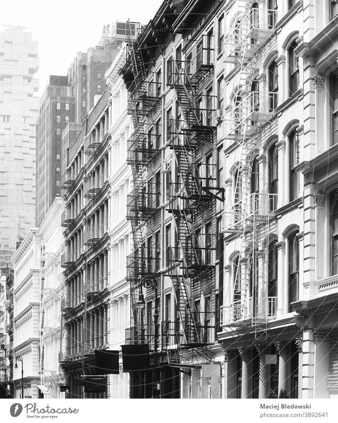 Schwarz-Weiß-Foto von Gebäudefassaden mit Feuerleitern, New York, USA. New York State Großstadt Feuertreppe schwarz auf weiß Haus Architektur nyc urban