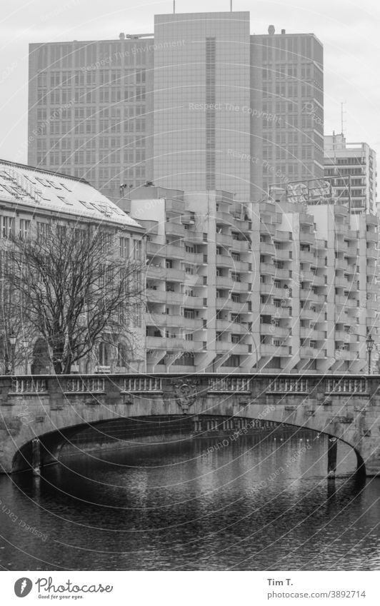 eine Brücke über einen Kanal in einer Stadt im Winter Wasser Außenaufnahme Menschenleer Haus Tag Berlin Mitte Gebäude Plattenbau Hauptstadt Hochhaus Architektur