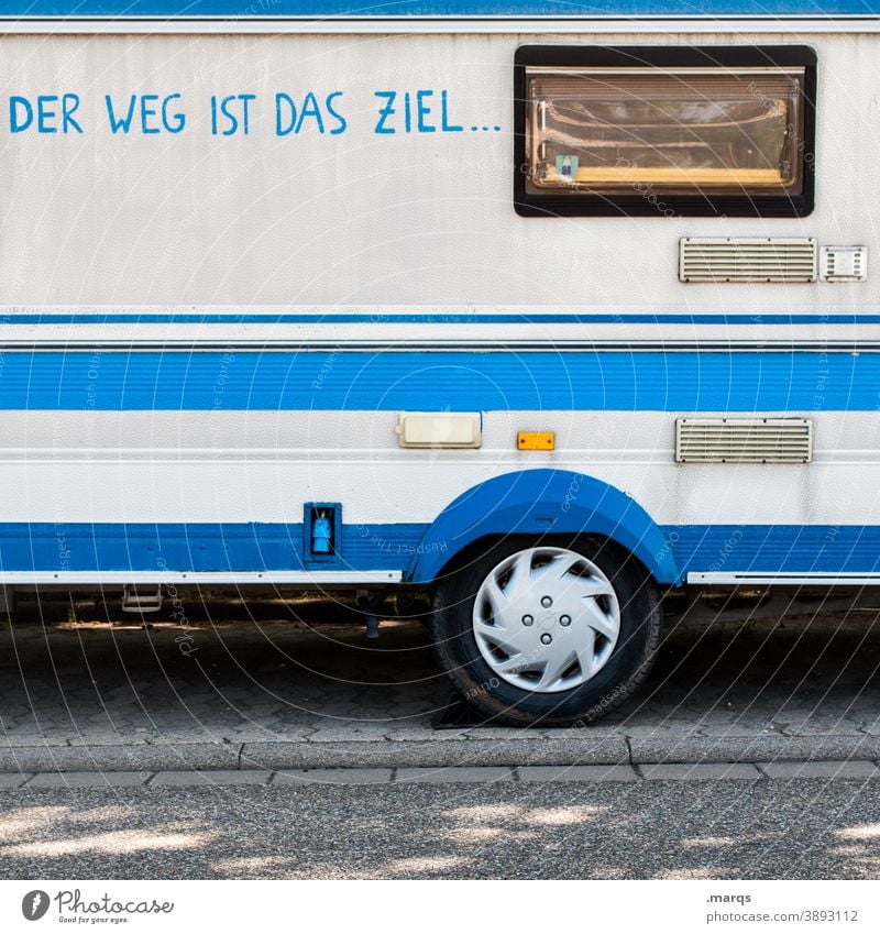 Rücklichter eines Wohnwagen und Teil des Vorzeltes - ein lizenzfreies Stock  Foto von Photocase
