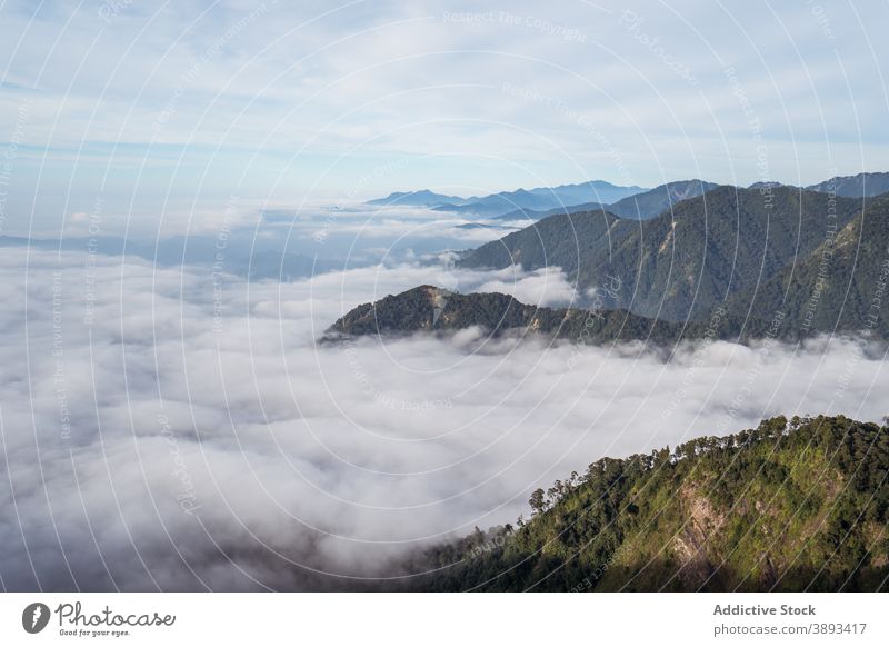 Erstaunliche Aussicht auf Berge, die von Wolken umgeben sind Berge u. Gebirge Landschaft atemberaubend Cloud sonnig erstaunlich Hochland Ambitus Kamm