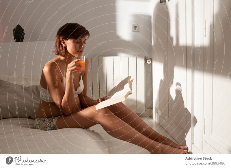 Serene schwangere Frau lesen Buch am Morgen Schwangerschaft Bett heimwärts Literatur erwarten ruhig sich[Akk] entspannen ruhen friedlich gemütlich weich Glas