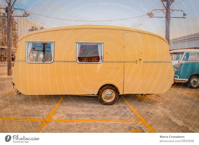 Gelber Oldtimer-Wagen, der das Konzept des Reisens und des alternativen Lebensstils zeigt Autoreise gelb Wohnmobil alternativer Lebensstil Freiheit