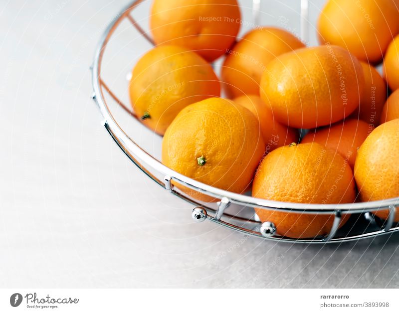 Gruppe von Mandarinen. Zitrusfrucht. Orange Farbe der Schale. Clementine Frucht Menschengruppe orange Zitrusfrüchte Gesundheitswesen Korb Metall Obstschale reif