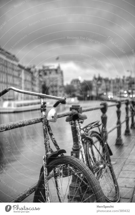 Amsterdam Klischee again Wolken schlechtes Wetter Niederlande Hafenstadt Altstadt Haus Gebäude Fahrrad Binnenschifffahrt Passagierschiff alt ästhetisch