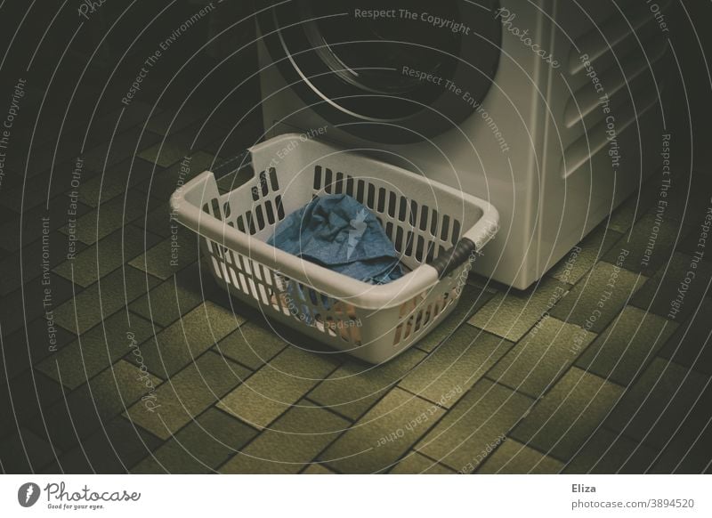 Wäschekorb steht im Wäschekeller vor der Waschmaschine Wäsche waschen Waschtag Haushaltsführung Fliesen Häusliches Leben Alltagsfotografie Wäscheleine dunkel
