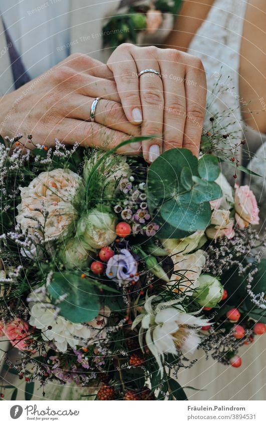 Hochzeit hände Zusammenhalt zusammengehörig Zusammengehörigkeitsgefühl Zusammensein Zweisamkeit Blumen Blumenstrauß Ring Ehering Vintage floral Heirat Liebe