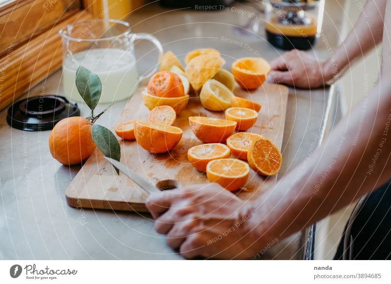Orangen- und Zitronensaft Organgen Organgenschale Zitronenschale Orangensaft Limonade Sauer Süß Lecker Essen Lebensmittel Obst Früchte Farbenfroh frisch