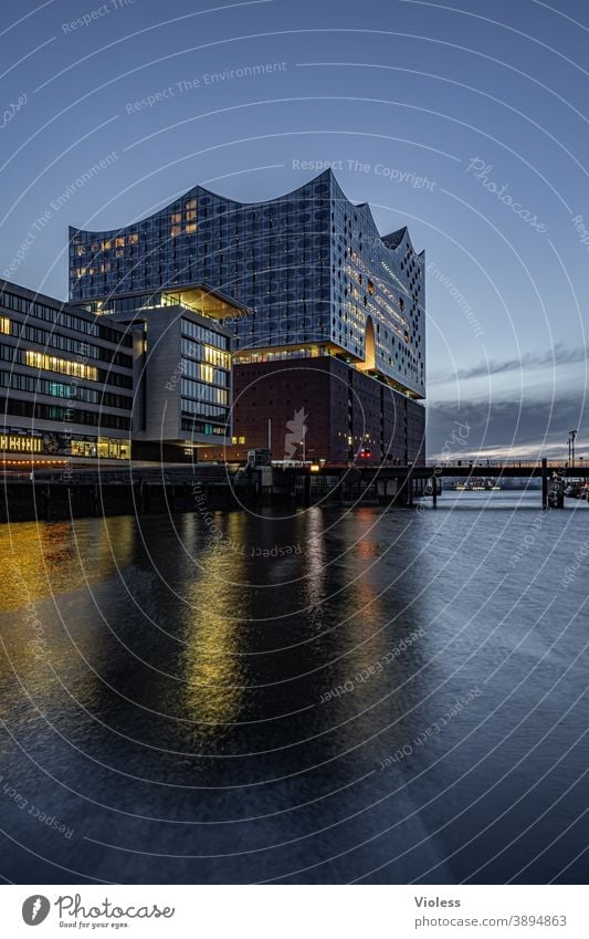 Wenn es dunkel wird in Hamburg Hafen Elbphilharmonie Michel maritim Sonnenuntergang Dunkel Reflexion & Spiegelung Langzeitbelichtung Wahrzeichen
