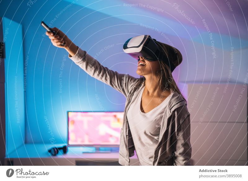 Erstaunte Frau erlebt die virtuelle Realität in einer VR-Brille Virtuelle Realität aufgeregt spielen Spiel Videospiel Erfahrung erstaunt Schock Schutzbrille