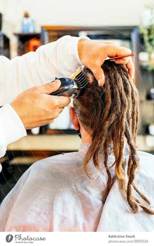 Friseur beim Trimmen der Haare eines Kunden im Salon Barbershop Pflege Trimmer Haarschnitt Männer Frisur Klient modern Arbeit Hipster entgittern Dienst